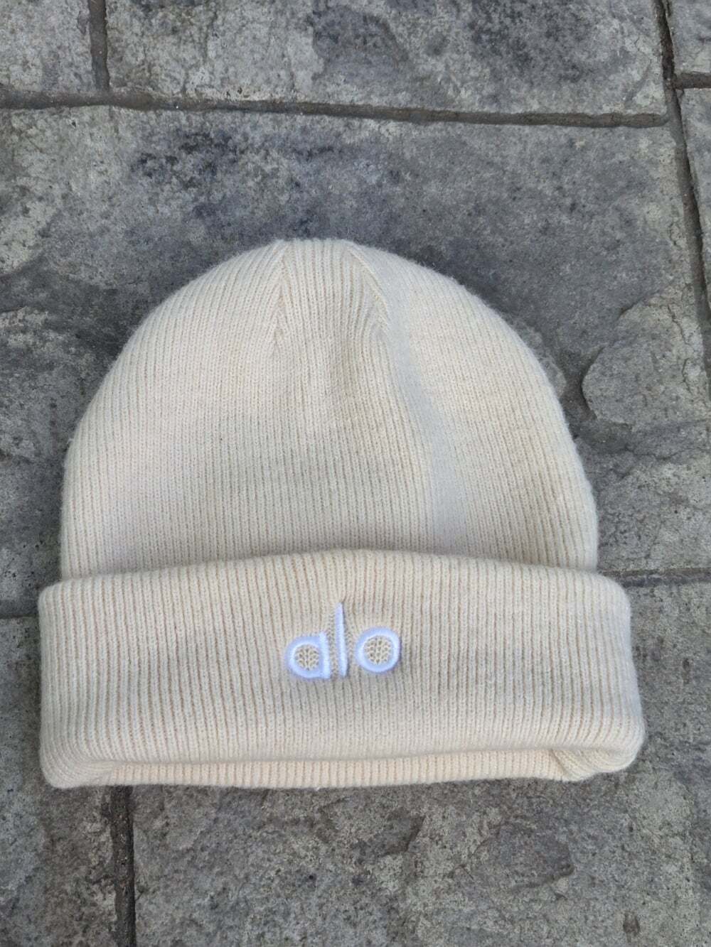 Alo Yoga Ribbed Knit Beanie Hat Cream Ivory Embroidered Logo Size M/L